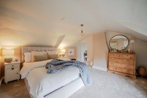 Principal bedrooom- click for photo gallery